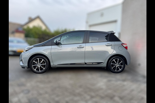 Toyota Yaris 1.5 VVT-i Dynamic CARPLAY / TREKHAAK / TWO-TONE / CAMERA / STOELVERWARMING / BOTSWARNING / METALLIC LAK / CRUISE