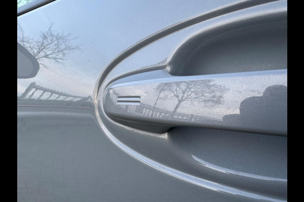 Toyota Yaris 1.5 VVT-i Dynamic CARPLAY / TREKHAAK / TWO-TONE / CAMERA / STOELVERWARMING / BOTSWARNING / METALLIC LAK / CRUISE