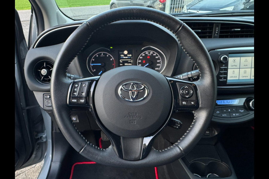 Toyota Yaris 1.5 VVT-i Dynamic CARPLAY / TREKHAAK / TWO-TONE / CAMERA / STOELVERWARMING / BOTSWARNING / METALLIC LAK / CRUISE