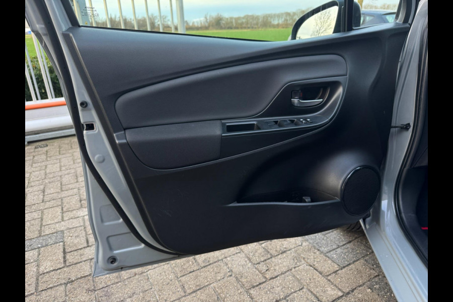 Toyota Yaris 1.5 VVT-i Dynamic CARPLAY / TREKHAAK / TWO-TONE / CAMERA / STOELVERWARMING / BOTSWARNING / METALLIC LAK / CRUISE