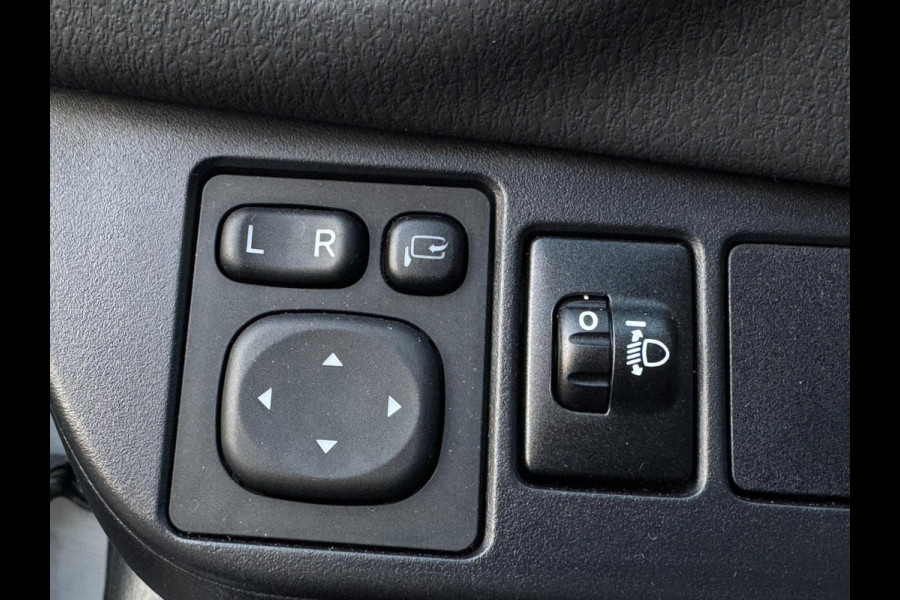 Toyota Yaris 1.5 VVT-i Dynamic CARPLAY / TREKHAAK / TWO-TONE / CAMERA / STOELVERWARMING / BOTSWARNING / METALLIC LAK / CRUISE