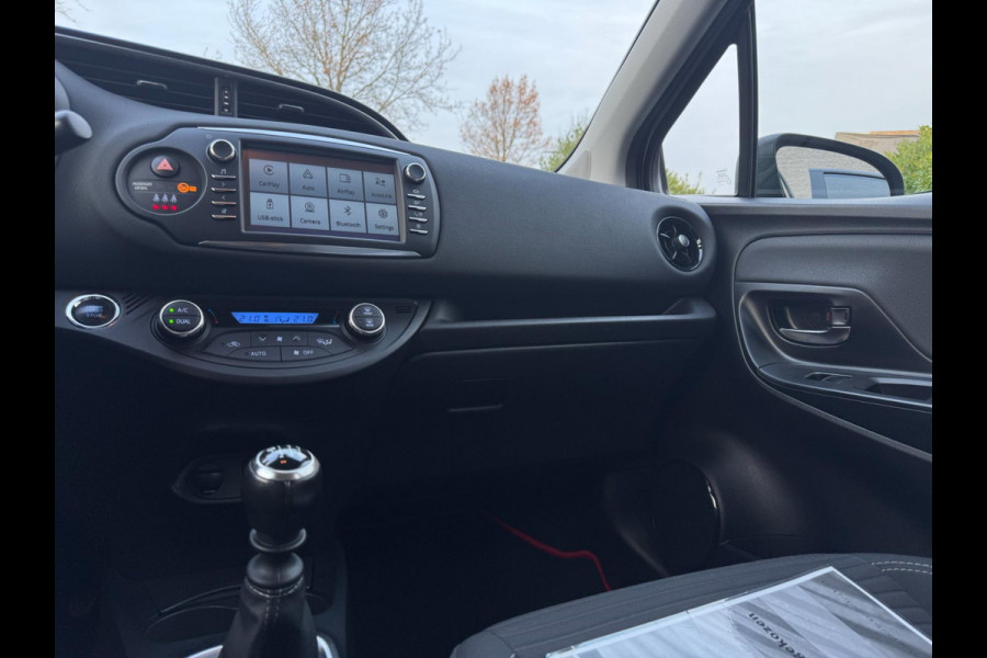 Toyota Yaris 1.5 VVT-i Dynamic CARPLAY / TREKHAAK / TWO-TONE / CAMERA / STOELVERWARMING / BOTSWARNING / METALLIC LAK / CRUISE