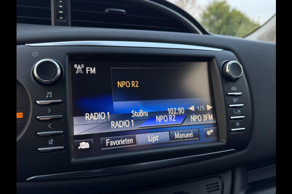 Toyota Yaris 1.5 VVT-i Dynamic CARPLAY / TREKHAAK / TWO-TONE / CAMERA / STOELVERWARMING / BOTSWARNING / METALLIC LAK / CRUISE