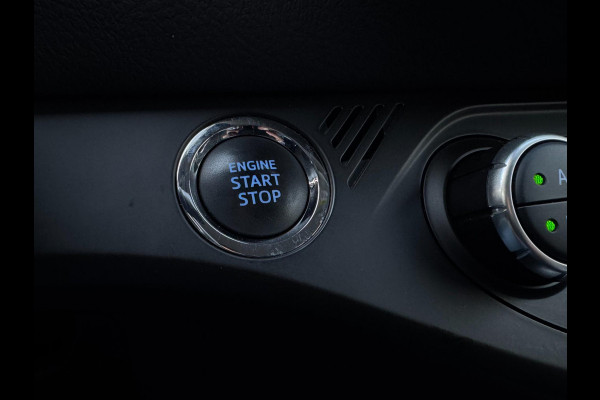 Toyota Yaris 1.5 VVT-i Dynamic CARPLAY / TREKHAAK / TWO-TONE / CAMERA / STOELVERWARMING / BOTSWARNING / METALLIC LAK / CRUISE