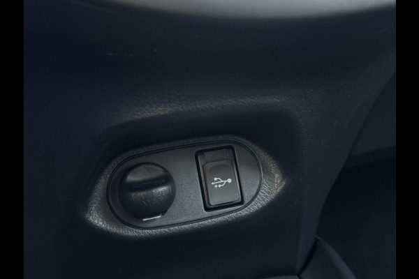 Toyota Yaris 1.5 VVT-i Dynamic CARPLAY / TREKHAAK / TWO-TONE / CAMERA / STOELVERWARMING / BOTSWARNING / METALLIC LAK / CRUISE
