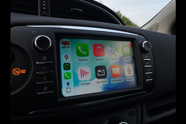 Toyota Yaris 1.5 VVT-i Dynamic CARPLAY / TREKHAAK / TWO-TONE / CAMERA / STOELVERWARMING / BOTSWARNING / METALLIC LAK / CRUISE