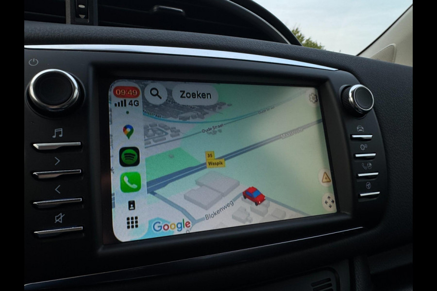 Toyota Yaris 1.5 VVT-i Dynamic CARPLAY / TREKHAAK / TWO-TONE / CAMERA / STOELVERWARMING / BOTSWARNING / METALLIC LAK / CRUISE