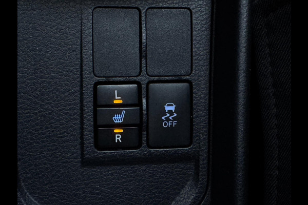 Toyota Yaris 1.5 VVT-i Dynamic CARPLAY / TREKHAAK / TWO-TONE / CAMERA / STOELVERWARMING / BOTSWARNING / METALLIC LAK / CRUISE