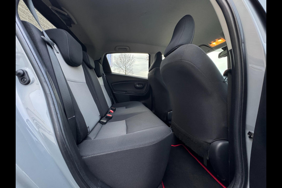 Toyota Yaris 1.5 VVT-i Dynamic CARPLAY / TREKHAAK / TWO-TONE / CAMERA / STOELVERWARMING / BOTSWARNING / METALLIC LAK / CRUISE
