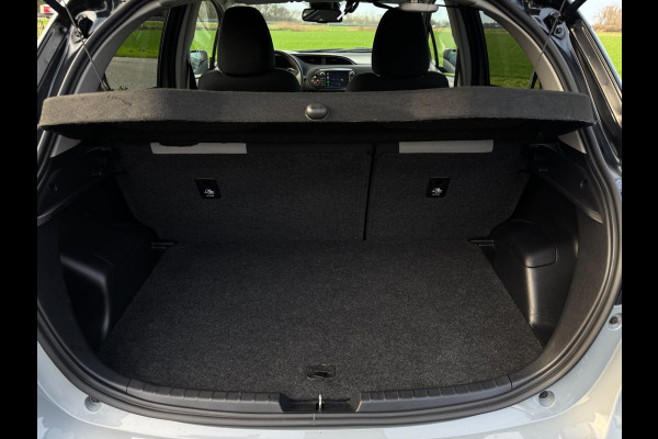 Toyota Yaris 1.5 VVT-i Dynamic CARPLAY / TREKHAAK / TWO-TONE / CAMERA / STOELVERWARMING / BOTSWARNING / METALLIC LAK / CRUISE