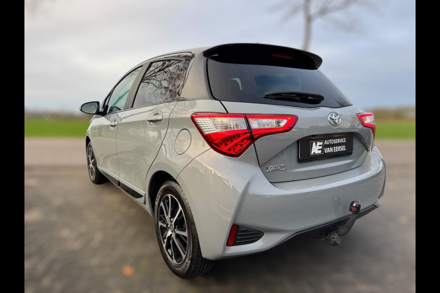 Toyota Yaris 1.5 VVT-i Dynamic CARPLAY / TREKHAAK / TWO-TONE / CAMERA / STOELVERWARMING / BOTSWARNING / METALLIC LAK / CRUISE