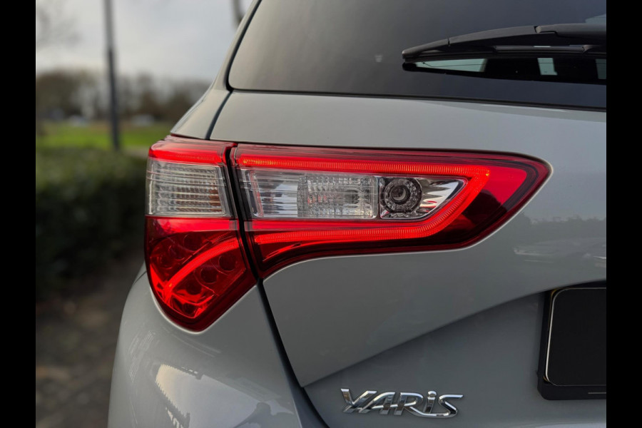 Toyota Yaris 1.5 VVT-i Dynamic CARPLAY / TREKHAAK / TWO-TONE / CAMERA / STOELVERWARMING / BOTSWARNING / METALLIC LAK / CRUISE