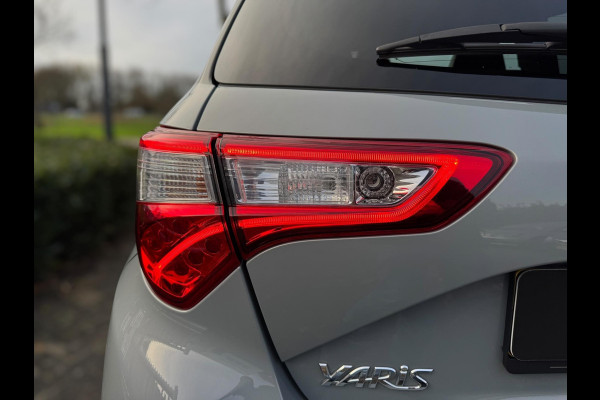 Toyota Yaris 1.5 VVT-i Dynamic CARPLAY / TREKHAAK / TWO-TONE / CAMERA / STOELVERWARMING / BOTSWARNING / METALLIC LAK / CRUISE