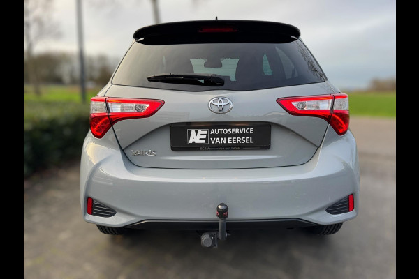 Toyota Yaris 1.5 VVT-i Dynamic CARPLAY / TREKHAAK / TWO-TONE / CAMERA / STOELVERWARMING / BOTSWARNING / METALLIC LAK / CRUISE
