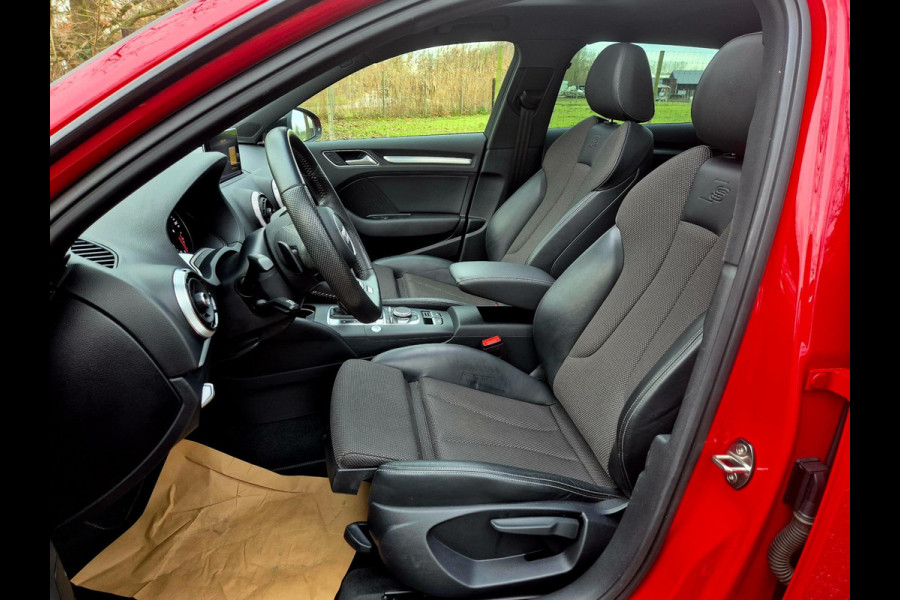 Audi A3 Sportback 35 TFSI S Line black line . Panoramadak . Matrix . 54000 km