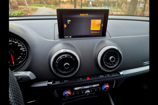 Audi A3 Sportback 35 TFSI S Line black line . Panoramadak . Matrix . 54000 km