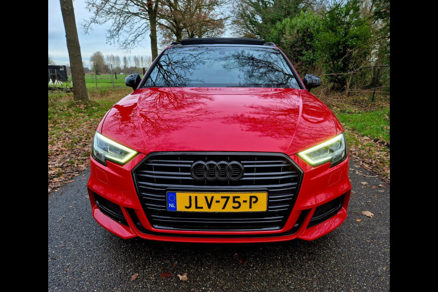 Audi A3 Sportback 35 TFSI S Line black line . Panoramadak . Matrix . 54000 km