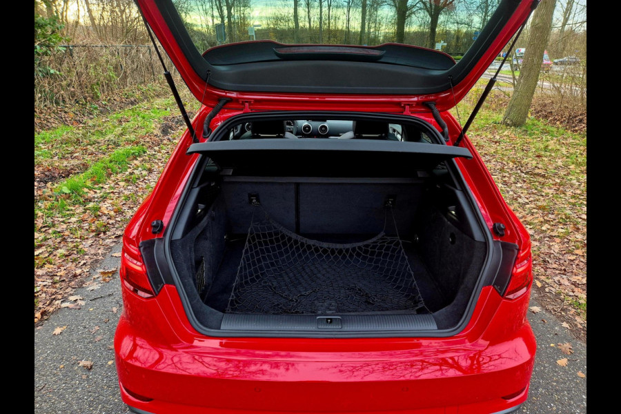 Audi A3 Sportback 35 TFSI S Line black line . Panoramadak . Matrix . 54000 km