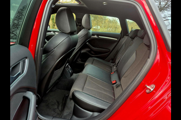 Audi A3 Sportback 35 TFSI S Line black line . Panoramadak . Matrix . 54000 km