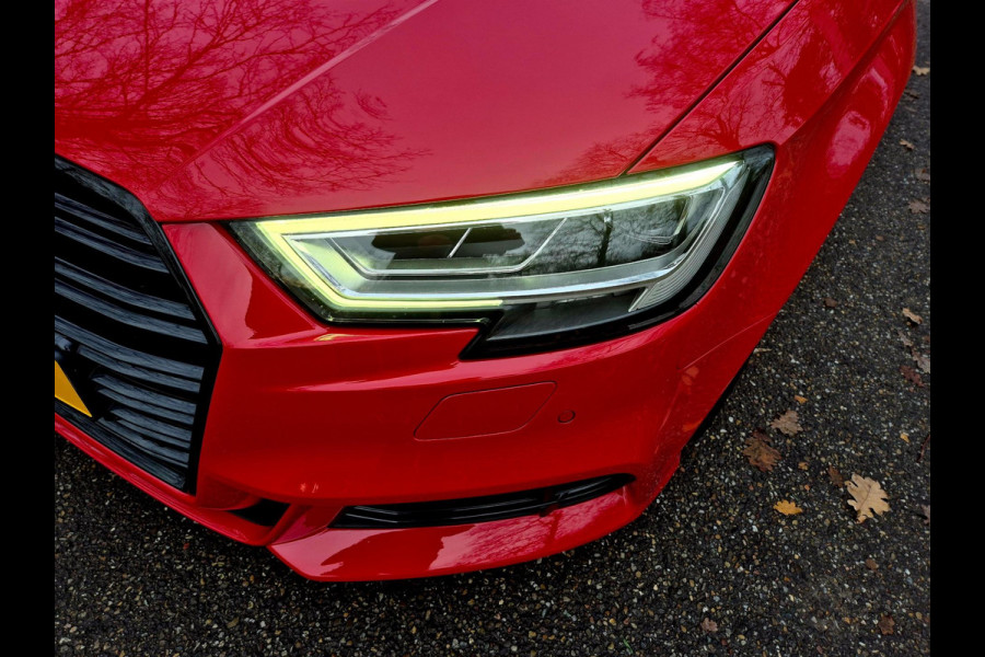 Audi A3 Sportback 35 TFSI S Line black line . Panoramadak . Matrix . 54000 km