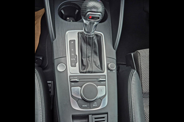 Audi A3 Sportback 35 TFSI S Line black line . Panoramadak . Matrix . 54000 km