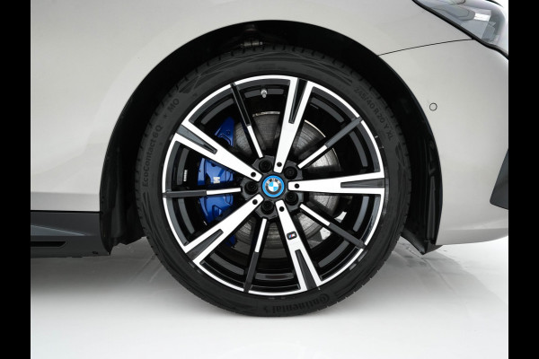 BMW i5 eDrive 40 M-Sport 84 kWh [ 3-Fase ] { SOH-96% } (INCL-BTW) *PANO | HEAD-UP | TWO-TONE-LUXURY-LEATHER | FULL-LED | BLIND-SPOT | HARMAN-KARDON-SURROUND | COMFORTSEATS |  WIDESCREEN-DIGICOCKPIT | AMBIENT-LIGHT | KEYLESS | TOPVIEW | DAB | ...