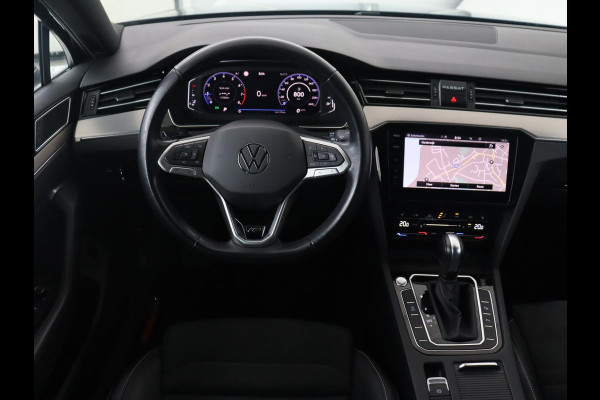 Volkswagen Passat 1.5 TSI R-Line | Panoramadak | Trekhaak | Matrix LED | Stoelverwarming | Adaptive cruise | Leder/Alcantara | Camera | Carplay | Keyless | Climate control | Parkeerhulp