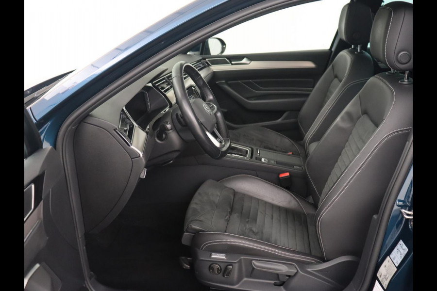 Volkswagen Passat 1.5 TSI R-Line | Panoramadak | Trekhaak | Matrix LED | Stoelverwarming | Adaptive cruise | Leder/Alcantara | Camera | Carplay | Keyless | Climate control | Parkeerhulp