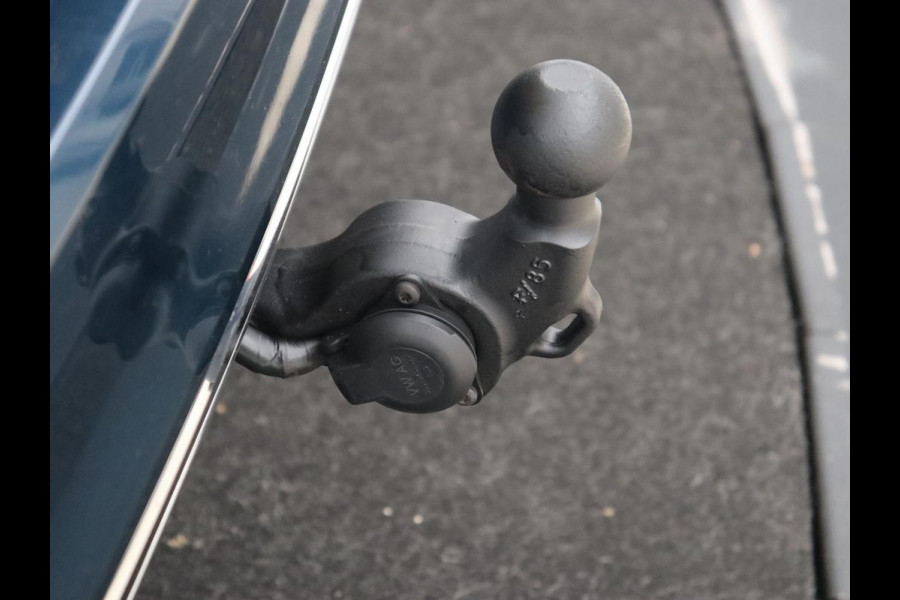 Volkswagen Passat 1.5 TSI R-Line | Panoramadak | Trekhaak | Matrix LED | Stoelverwarming | Adaptive cruise | Leder/Alcantara | Camera | Carplay | Keyless | Climate control | Parkeerhulp