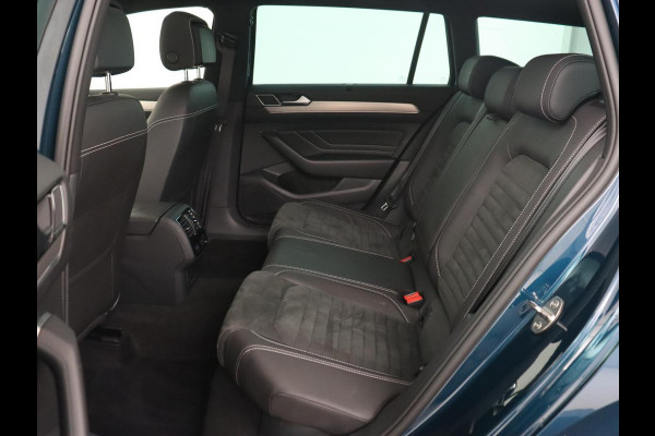 Volkswagen Passat 1.5 TSI R-Line | Panoramadak | Trekhaak | Matrix LED | Stoelverwarming | Adaptive cruise | Leder/Alcantara | Camera | Carplay | Keyless | Climate control | Parkeerhulp
