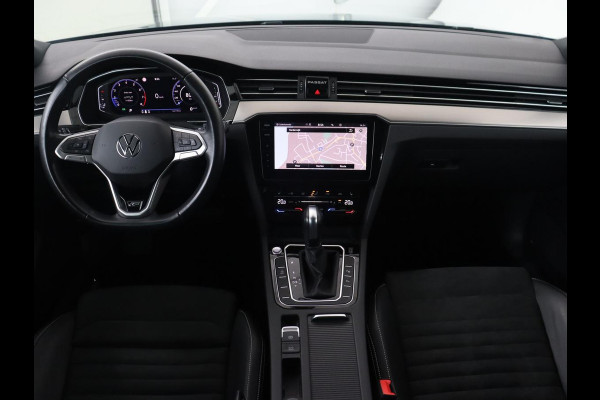 Volkswagen Passat 1.5 TSI R-Line | Panoramadak | Trekhaak | Matrix LED | Stoelverwarming | Adaptive cruise | Leder/Alcantara | Camera | Carplay | Keyless | Climate control | Parkeerhulp