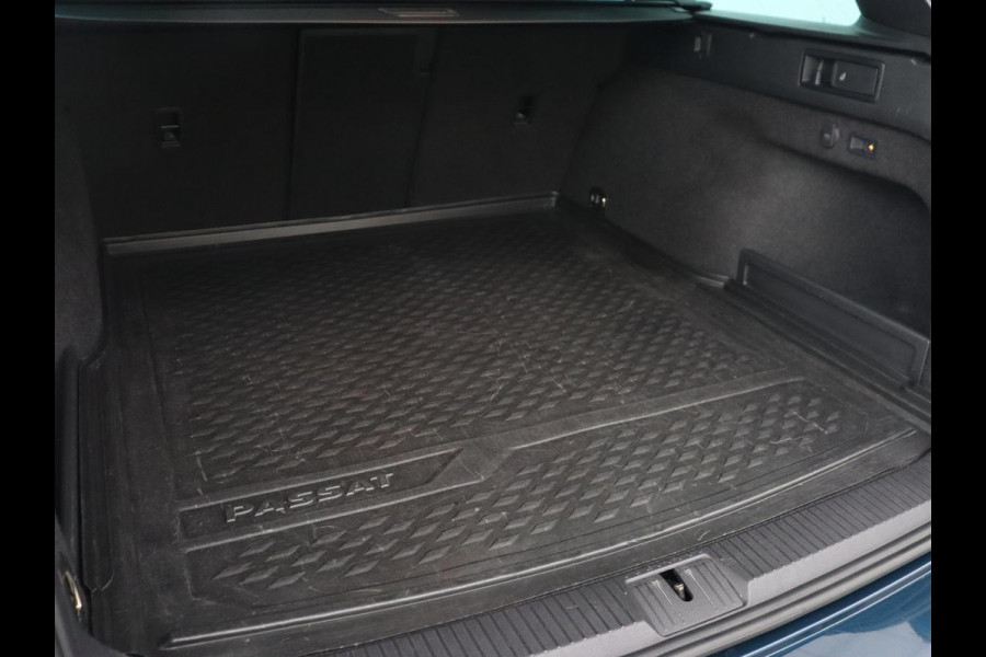 Volkswagen Passat 1.5 TSI R-Line | Panoramadak | Trekhaak | Matrix LED | Stoelverwarming | Adaptive cruise | Leder/Alcantara | Camera | Carplay | Keyless | Climate control | Parkeerhulp