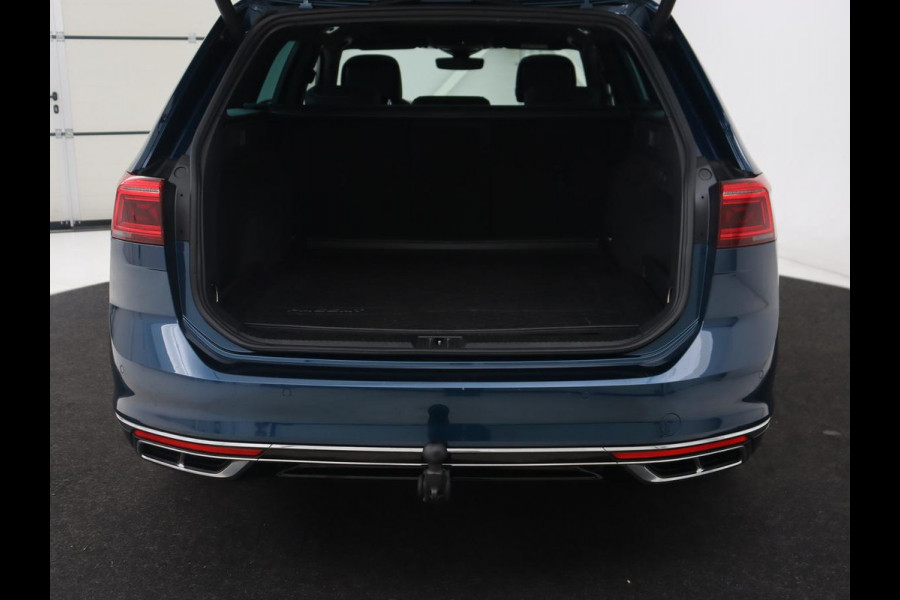 Volkswagen Passat 1.5 TSI R-Line | Panoramadak | Trekhaak | Matrix LED | Stoelverwarming | Adaptive cruise | Leder/Alcantara | Camera | Carplay | Keyless | Climate control | Parkeerhulp