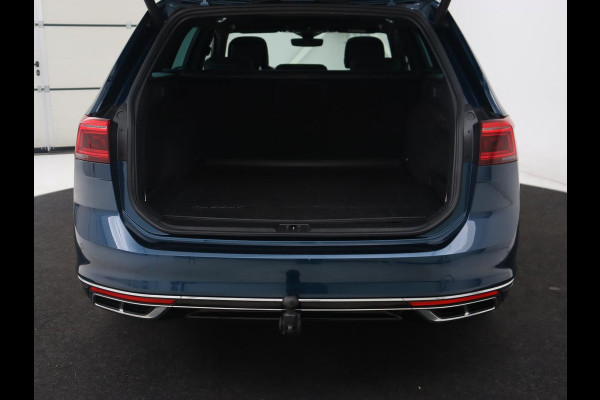 Volkswagen Passat 1.5 TSI R-Line | Panoramadak | Trekhaak | Matrix LED | Stoelverwarming | Adaptive cruise | Leder/Alcantara | Camera | Carplay | Keyless | Climate control | Parkeerhulp