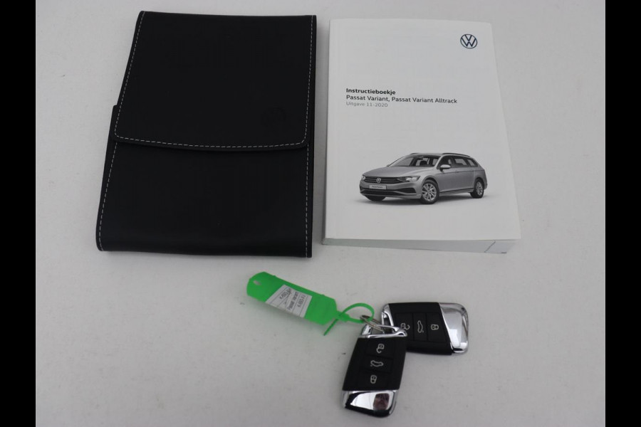 Volkswagen Passat 1.5 TSI R-Line | Panoramadak | Trekhaak | Matrix LED | Stoelverwarming | Adaptive cruise | Leder/Alcantara | Camera | Carplay | Keyless | Climate control | Parkeerhulp