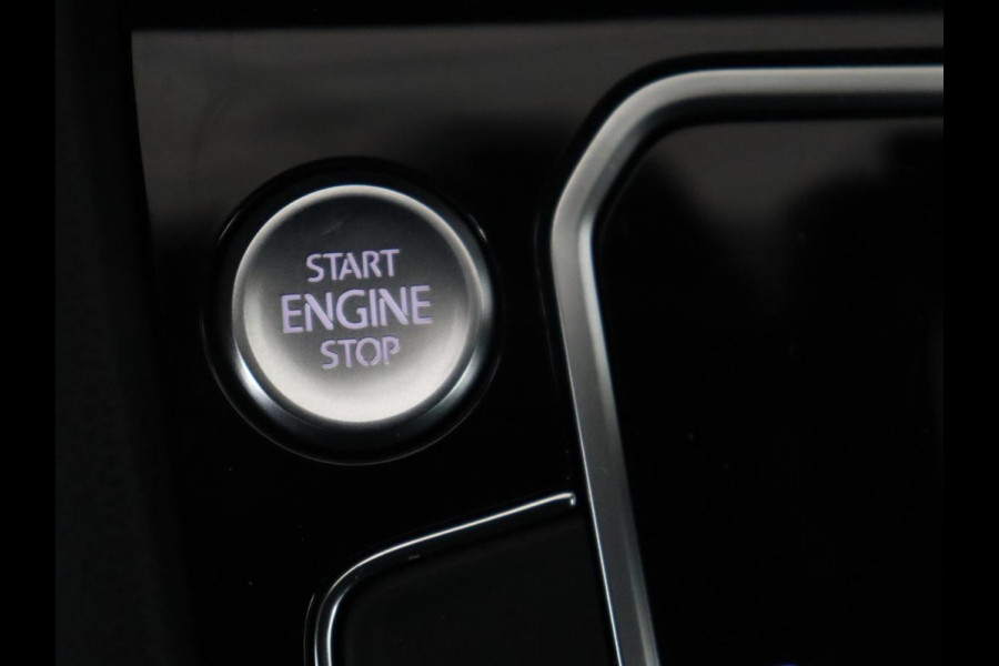 Volkswagen Passat 1.5 TSI R-Line | Panoramadak | Trekhaak | Matrix LED | Stoelverwarming | Adaptive cruise | Leder/Alcantara | Camera | Carplay | Keyless | Climate control | Parkeerhulp