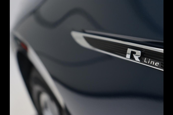 Volkswagen Passat 1.5 TSI R-Line | Panoramadak | Trekhaak | Matrix LED | Stoelverwarming | Adaptive cruise | Leder/Alcantara | Camera | Carplay | Keyless | Climate control | Parkeerhulp