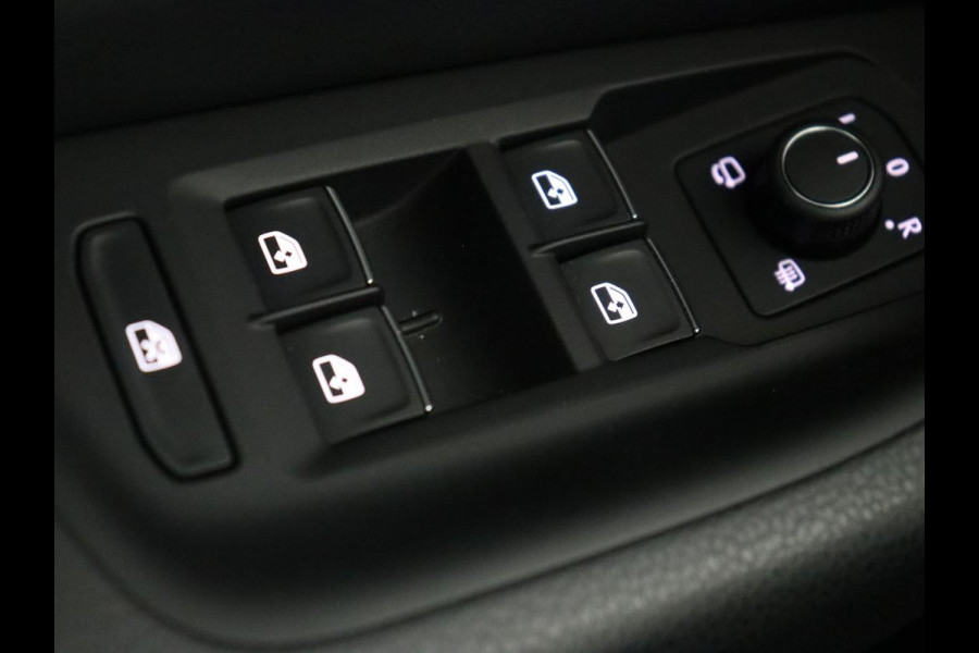 Volkswagen Passat 1.5 TSI R-Line | Panoramadak | Trekhaak | Matrix LED | Stoelverwarming | Adaptive cruise | Leder/Alcantara | Camera | Carplay | Keyless | Climate control | Parkeerhulp