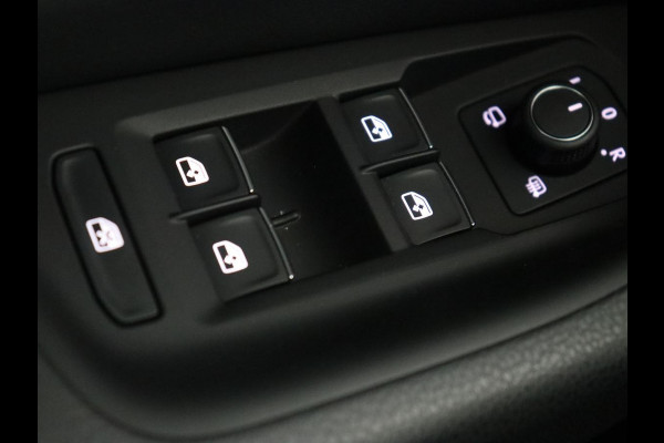 Volkswagen Passat 1.5 TSI R-Line | Panoramadak | Trekhaak | Matrix LED | Stoelverwarming | Adaptive cruise | Leder/Alcantara | Camera | Carplay | Keyless | Climate control | Parkeerhulp