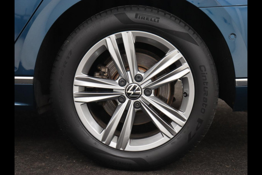 Volkswagen Passat 1.5 TSI R-Line | Panoramadak | Trekhaak | Matrix LED | Stoelverwarming | Adaptive cruise | Leder/Alcantara | Camera | Carplay | Keyless | Climate control | Parkeerhulp