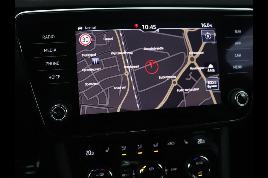 Škoda Superb 1.5 TSI Sportline | Panoramadak | Trekhaak | Stoelverwarming | Alcantara | Adaptive cruise | Camera | Carplay | Matrix LED | Climate control | Parkeerhulp | Sportstoelen