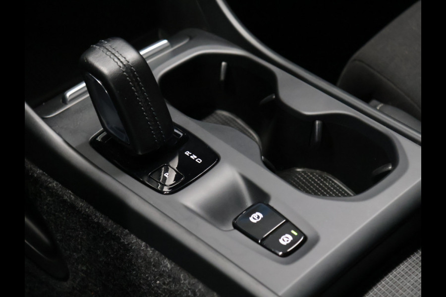 Volvo XC40 1.5 T5 Twin Engine Momentum Pro [TREKHAAK INKLAPBAAR, APPLE CARPLAY, ANDROID, PDC V+A, CRUISE CONTROL, CLIMATE CONTROL, HALF LEDER, NIEUWSTAAT]