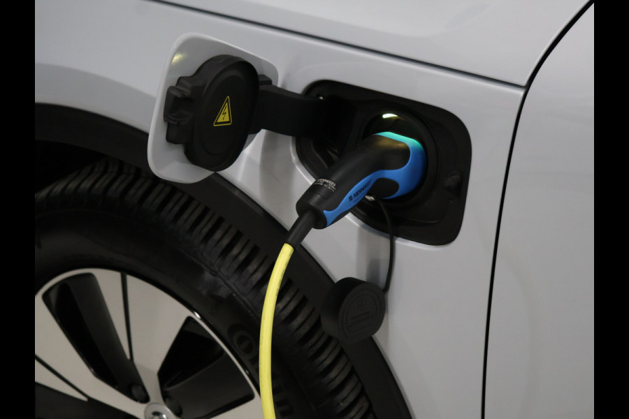 Volvo XC40 1.5 T5 Twin Engine Momentum Pro [TREKHAAK INKLAPBAAR, APPLE CARPLAY, ANDROID, PDC V+A, CRUISE CONTROL, CLIMATE CONTROL, HALF LEDER, NIEUWSTAAT]