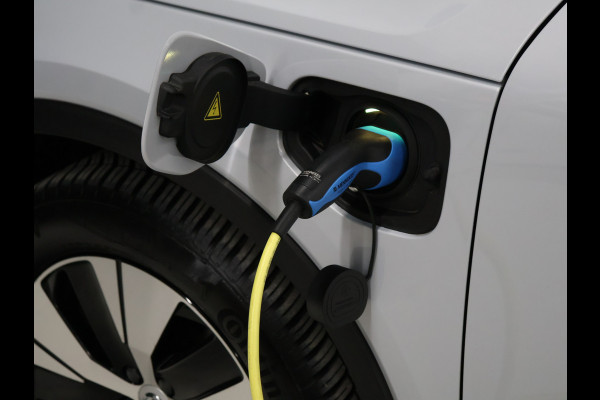 Volvo XC40 1.5 T5 Twin Engine Momentum Pro [TREKHAAK INKLAPBAAR, APPLE CARPLAY, ANDROID, PDC V+A, CRUISE CONTROL, CLIMATE CONTROL, HALF LEDER, NIEUWSTAAT]