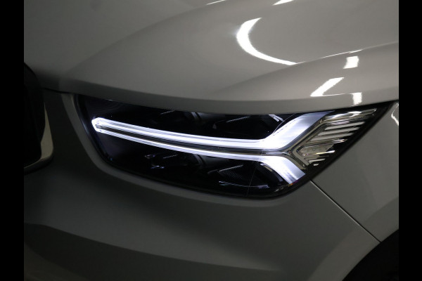 Volvo XC40 1.5 T5 Twin Engine Momentum Pro [TREKHAAK INKLAPBAAR, APPLE CARPLAY, ANDROID, PDC V+A, CRUISE CONTROL, CLIMATE CONTROL, HALF LEDER, NIEUWSTAAT]
