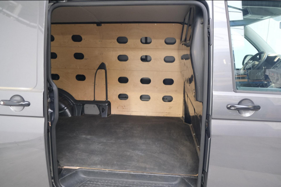 Volkswagen Transporter 2.0 TDI L2H1 150 PK - Airco, Trekhaak.
