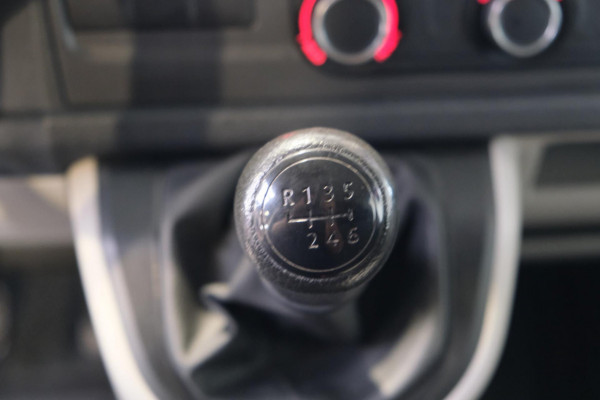 Volkswagen Transporter 2.0 TDI L2H1 150 PK - Airco, Trekhaak.