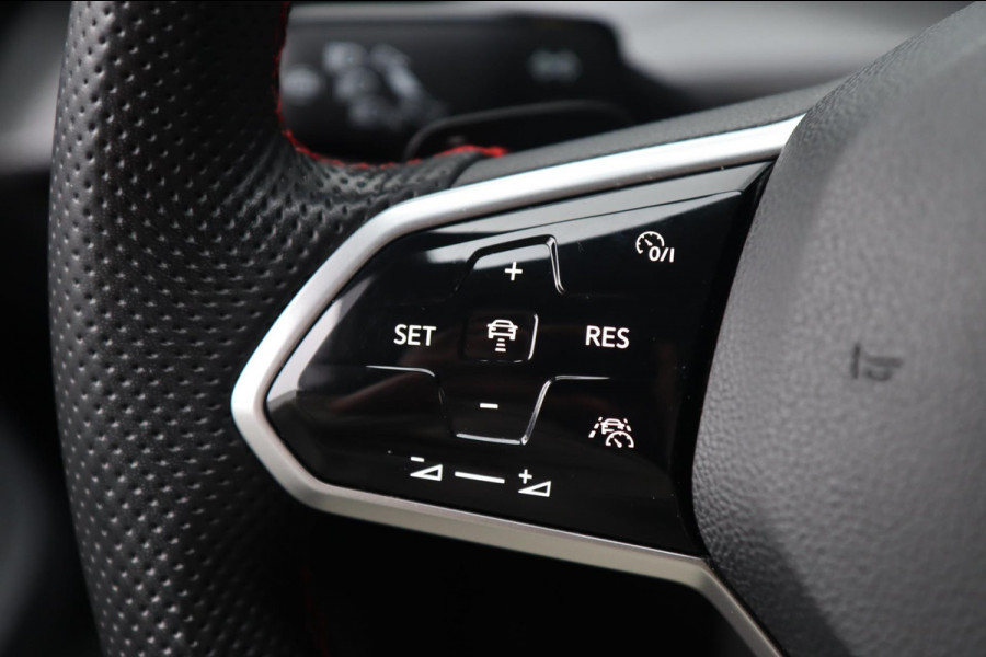 Volkswagen Golf 2.0 TSI GTI Clubsport / PANODAK / KEYLESS / IQ / ACC / CAMERA