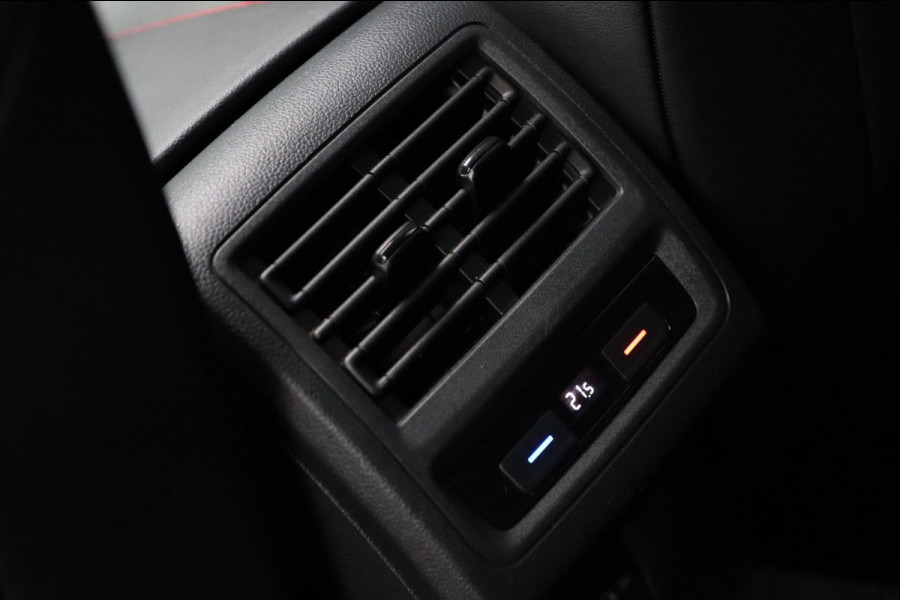 Volkswagen Golf 2.0 TSI GTI Clubsport / PANODAK / KEYLESS / IQ / ACC / CAMERA