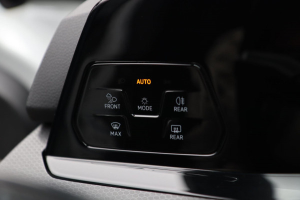 Volkswagen Golf 2.0 TSI GTI Clubsport / PANODAK / KEYLESS / IQ / ACC / CAMERA